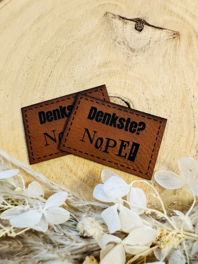 superweiches braunes Kunstlederlabel mit dem Spruch Denkste Fragezeichen NOPE Ausrufezeichen