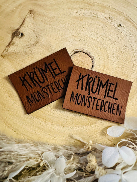 superweiches braunes Kunstlederlabel mit dem Spruch Krümel Monsterchen