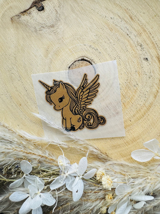 braunes Bügellabel Etikett mit einem kleinen sitzenden Einhorn mit Flügeln