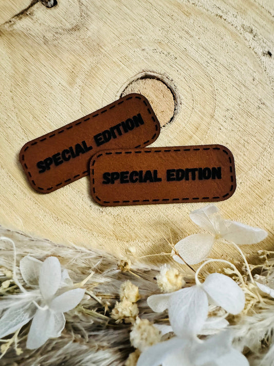 superweiches braunes Kunstlderlabel mit dem Spruch Special Edition