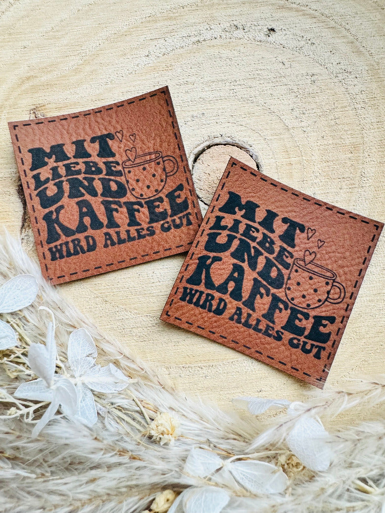 superweiches braunes Kunstlederlabel mit dem Spruch Mit Liebe und Kaffee wird alles gut mit einer Kaffeetasse abgebildet