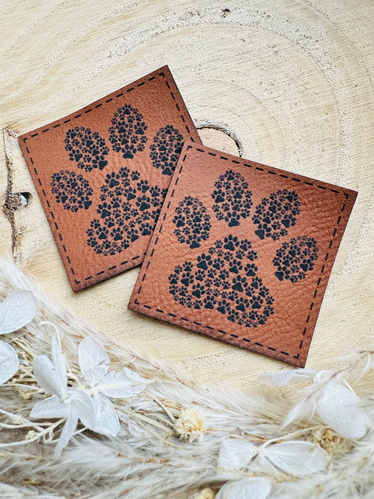 superweiches braunes Kunstlederlabel mit einer Pfote abgebildet in schwarz