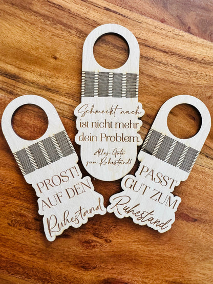 flexibler Flaschenanhänger aus lasergravierten Birkenholz mit verschiednen Motiven