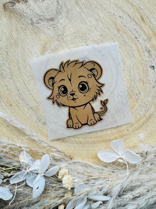 braunes Bügellabel Etikett mit einem kleinen sitzenden Löwenbaby