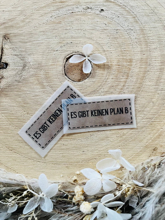hellgraues Bügellabel mit dem Spruch Es gibt keinen Plan B