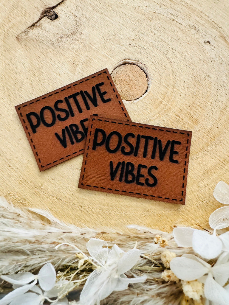 superweiches braunes Kunstlederlabel mit dem Spruch Positive Vibes