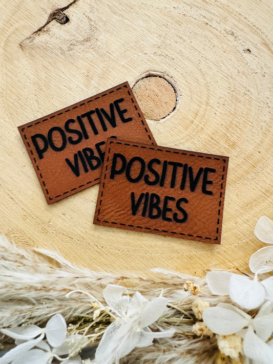 superweiches braunes Kunstlederlabel mit dem Spruch Positive Vibes