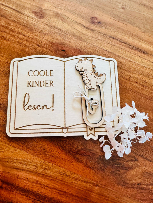 liebevoll gestaltetes personalisierbares Geschenk zur Schuleinführung aus Birkenholz in Form eines aufgeschlagenen Buches und dem Spruch Coole Kinder lesen!