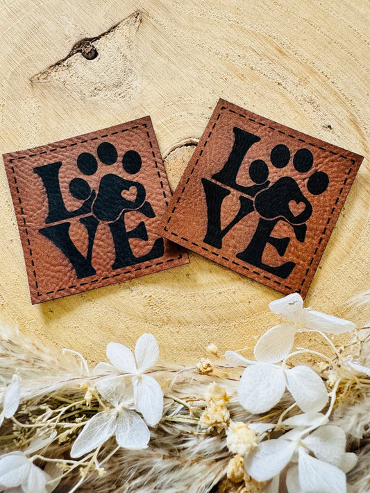superweiches braunes Kunstlederlabel mit dem Wort LOVE das O ist wie eine Tatze abgebildet