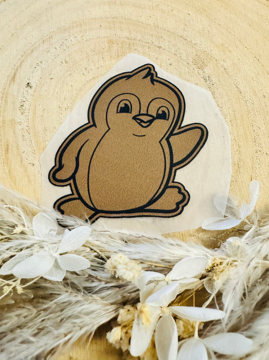 braunes Bügellabel Etikett mit einem kleinen winkenden Pinguin