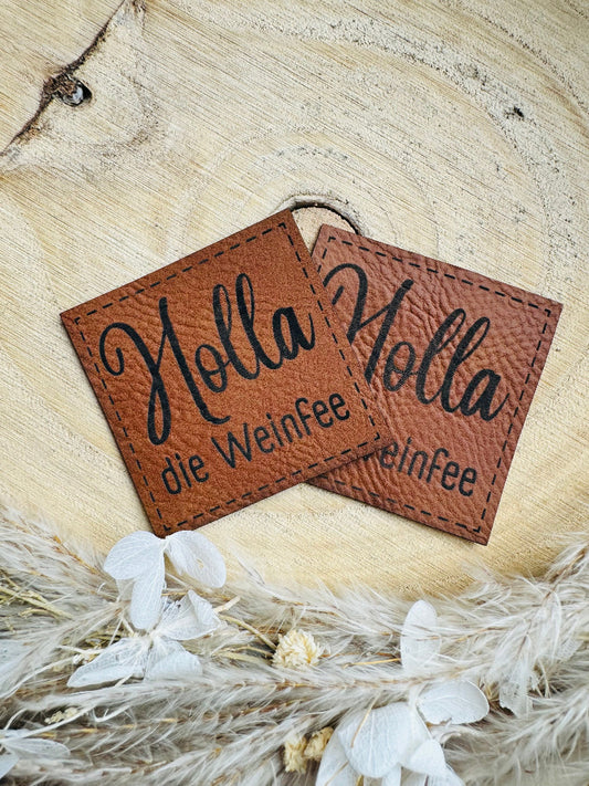 superweiches braunes Kunstlederlabel mit dem Spruch Holla die Weinfee in schwarzer Schrift