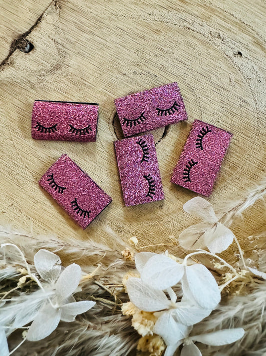 weblabel in pink glitzernd mit geschlossenen Augenliedern