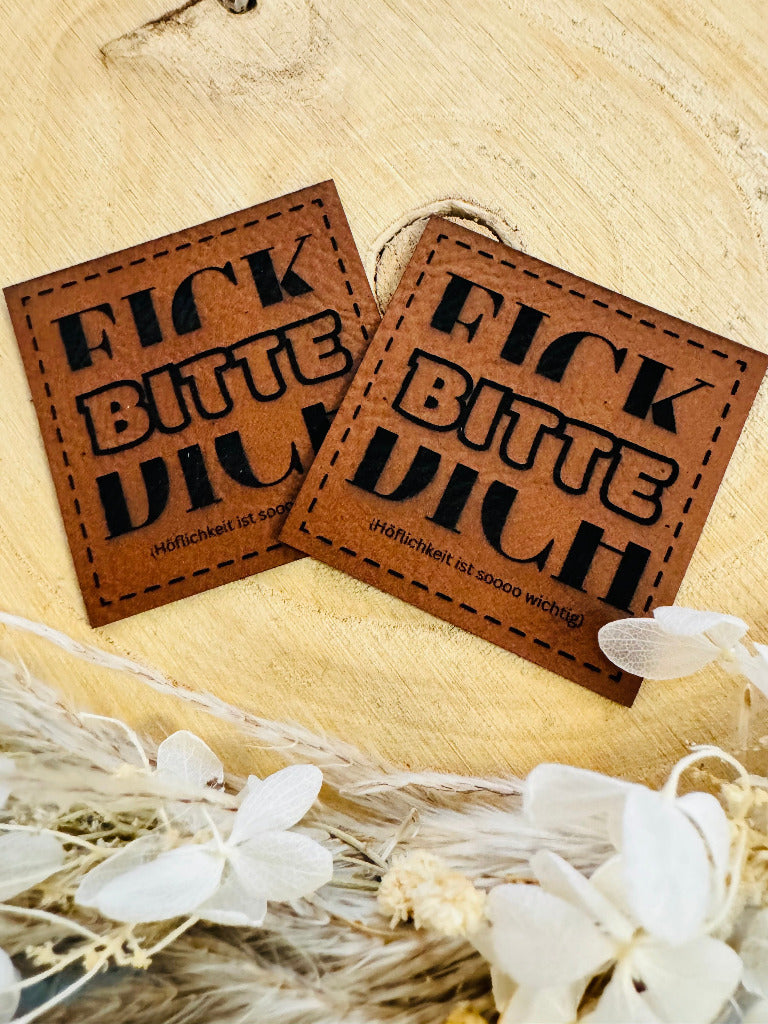 superweiches braunes PU-Label mit dem Spruch F... bitte dich in Klammern Höflichkeit ist soooo wichtig 