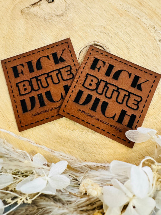 superweiches braunes PU-Label mit dem Spruch F... bitte dich in Klammern Höflichkeit ist soooo wichtig 