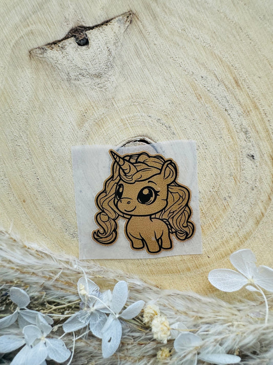 braunes Bügellabel Etikettmit einem kleinen Einhorn