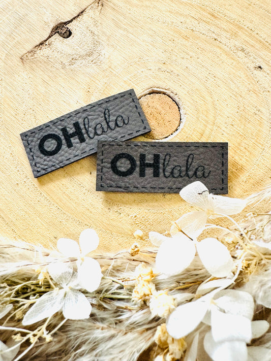 graues Kunstlederlabel mit dem Spruch OHlala