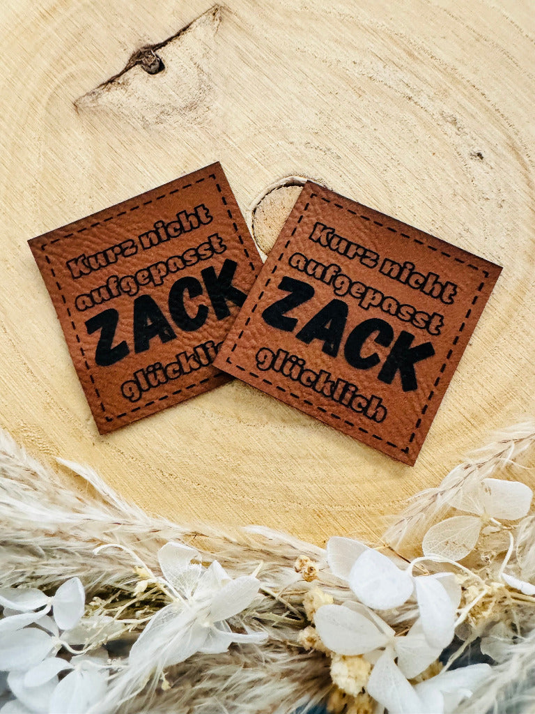 superweiches braunes Kunstlederlabel mit dem Spruch Kurz nicht aufgepasst ZACK glücklich