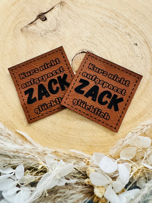 superweiches braunes Kunstlederlabel mit dem Spruch Kurz nicht aufgepasst ZACK glücklich