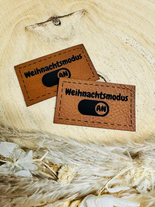braunes christmas kunstlederlabel mit dem spruch weihnachtsmodus an