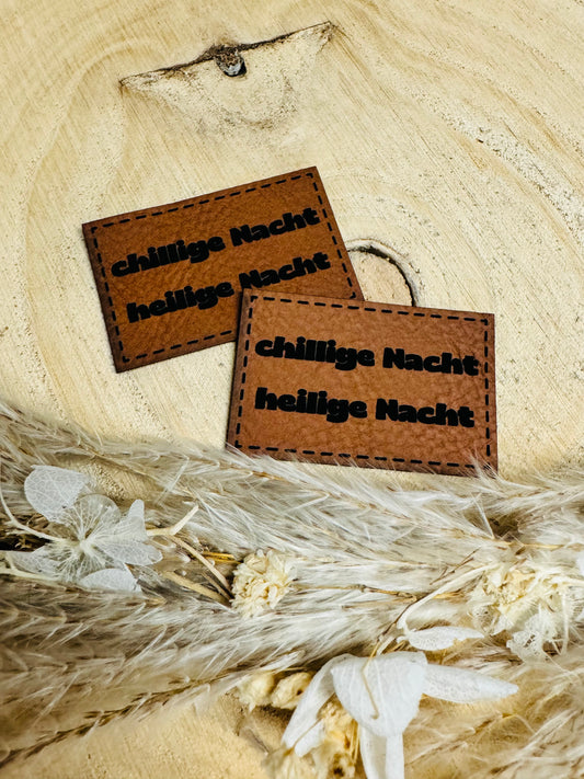 braunes christmas kunstlederlabel mit dem spruch chillige nacht heilige nacht