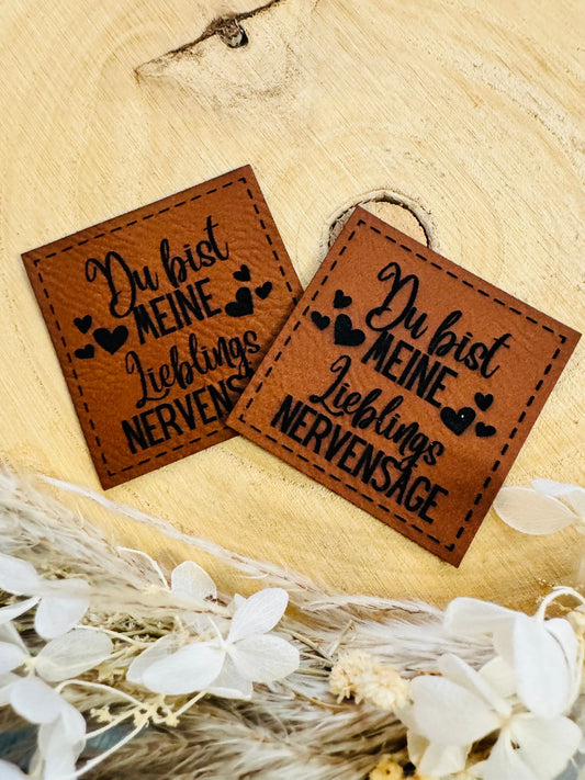 superweiches braunes PU-Label mit dem Spruch Du bist meine Lieblings Nervensäge