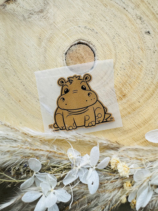 braunes Bügellabel Etikett mit einem kleinen sitzenden Hippo