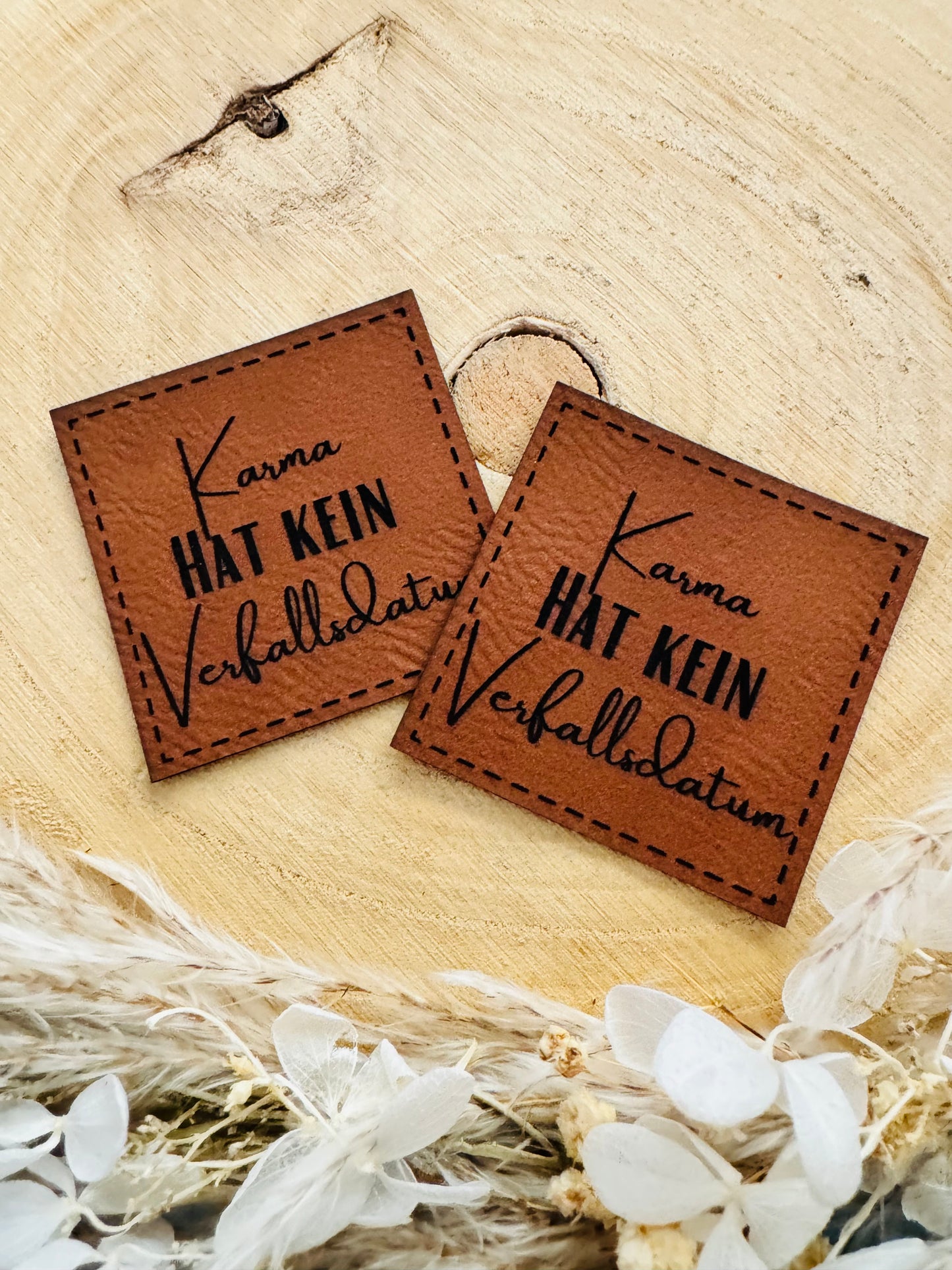 braunes Kunstlederlabel mit dem Spruch Karma hat kein Verfallsdatum