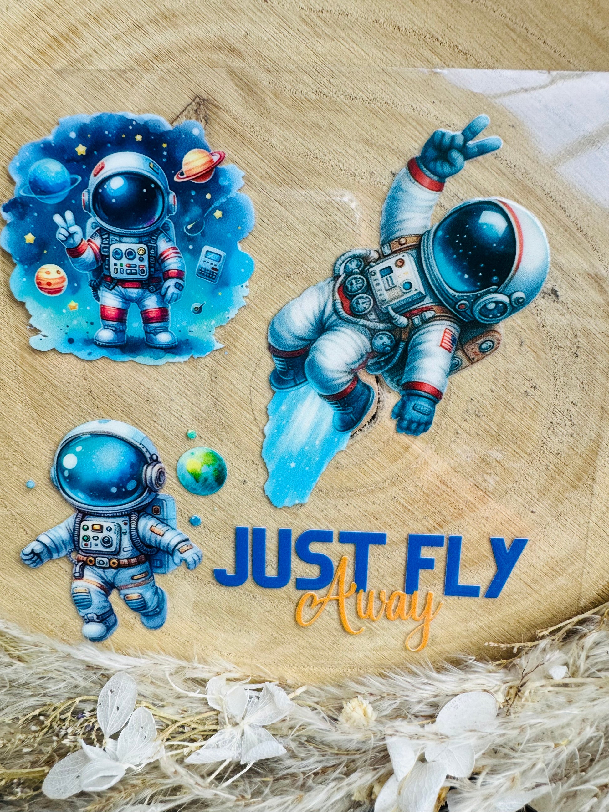 UV-Sticker Set mit 3 kleinen blauen Astronauten und dem Spruch Just Fly Anway