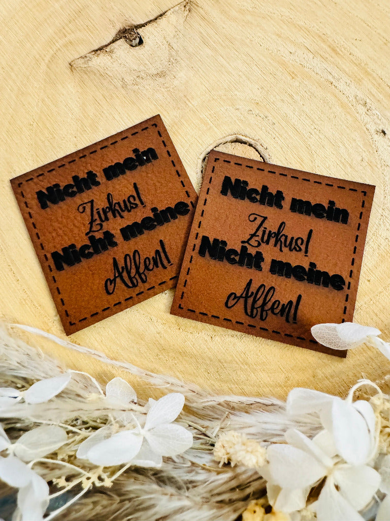 superweiches braunes Kunstlederlabel mit dem Spruch Nicht mein Zirkus Nicht meine Affen Ausrufezeichen