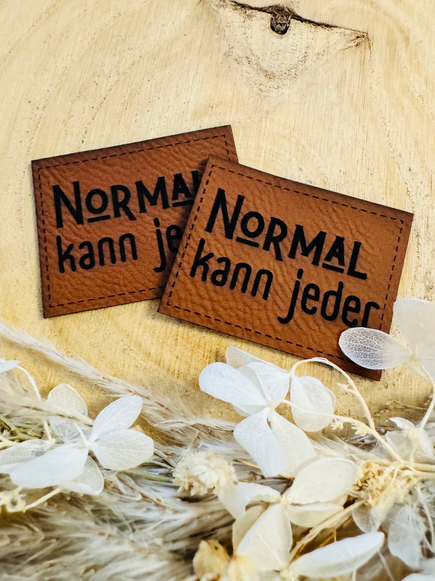 superweiches braunes Kunstlederlabel mit dem Spruch Normal kann Jeder