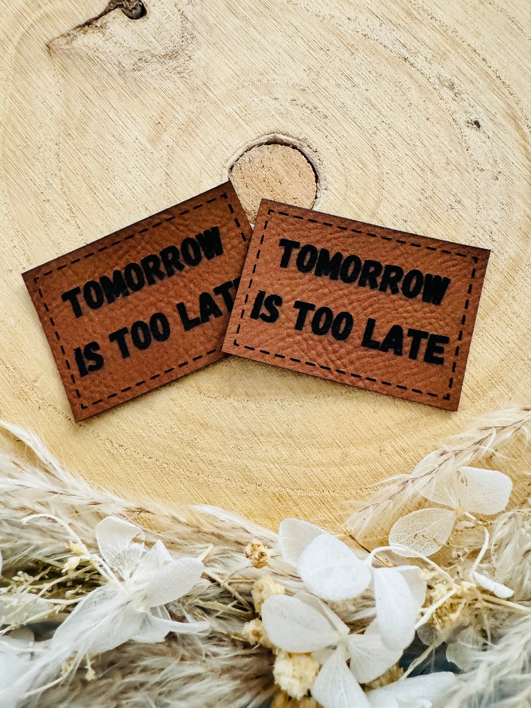 superweiches braunes Kunstlederlabel mit dem Spruch Tomorrow is too Late