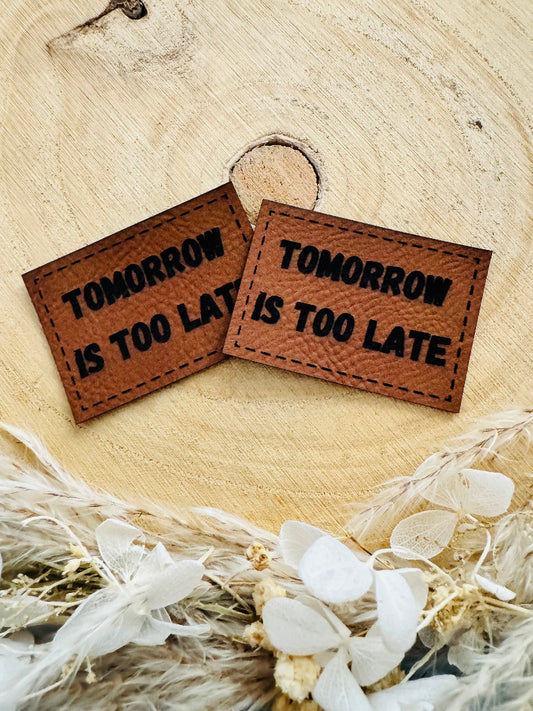 superweiches braunes Kunstlederlabel mit dem Spruch Tomorrow is too Late