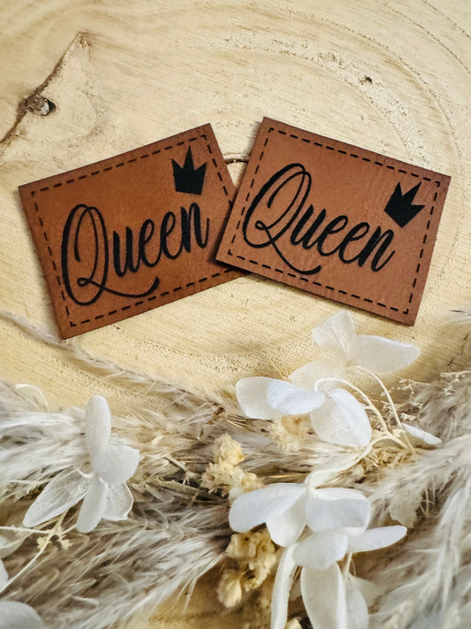 superweiches braunes Kunstlederlabel mit der Aufschrift Queen und einer kleinen Krone