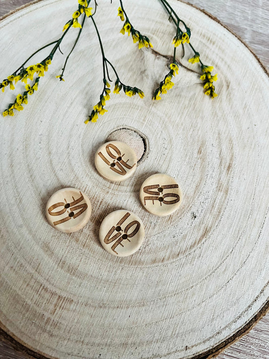 runder Hoz oder Kokosknopf mit dem Wort LOVE