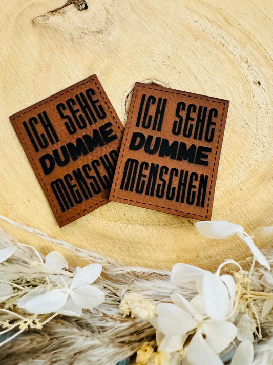 superweiches braunes Kunstlederlabel mit dem Spruch Ich sehe Dumme Menschen