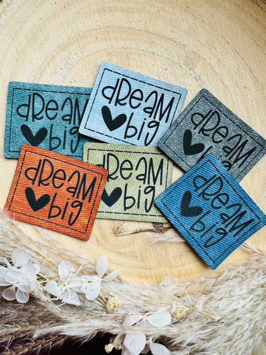 Label in Denim Optik in 6 Farben mit Spruch dream big und einem herzchen