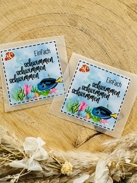 maritim buntes Bügellable Etikett mit dem Spruch Einfach schwimmen schwimmen schwimmen und einer Unterwasser  Welt