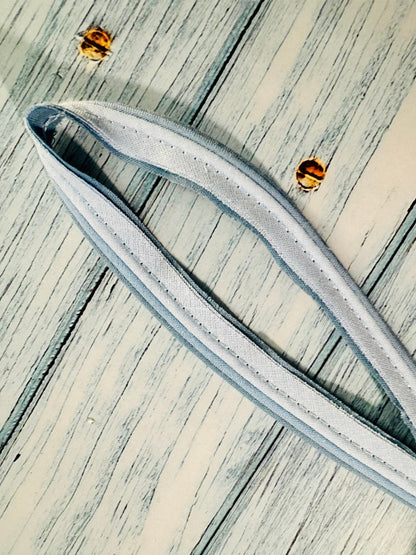 Dreifach Baumwollpaspel in Farbe hellblau, Breite 8 Millimeter.