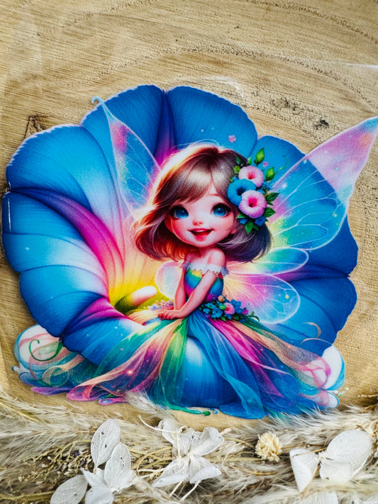 UV-Sticker mit einer kleinen entzückenden Fee in einer blauen Blume sitzend