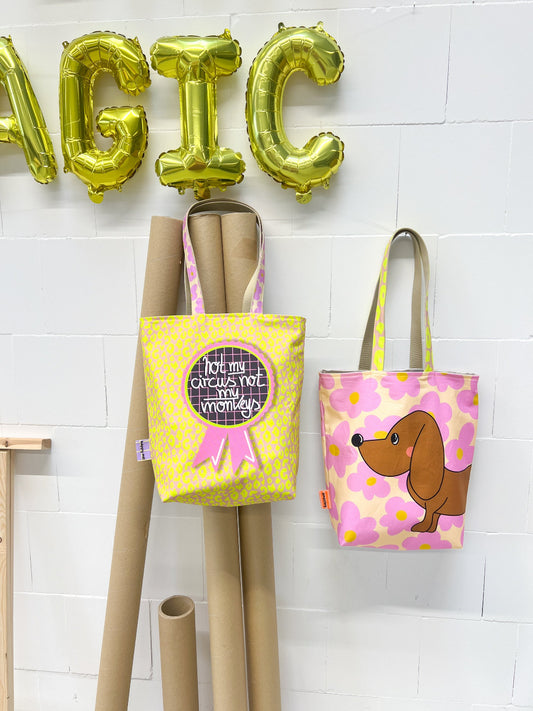 Beispielbild mit den Taschen Panels Not my Monkeys und kleiner Dackel