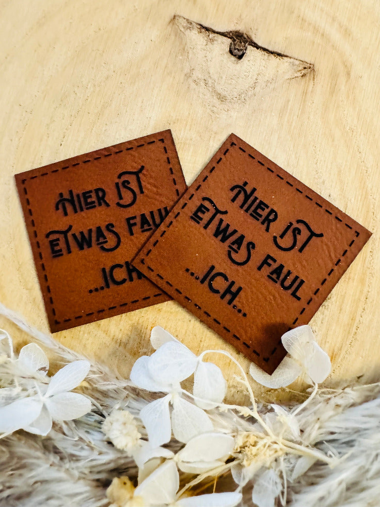 superweiches braunes Kunstlederlabel mit dem Spruch Hier ist etwas faul Punkt punkt Punkt Ich Punkt Punkt Punkt