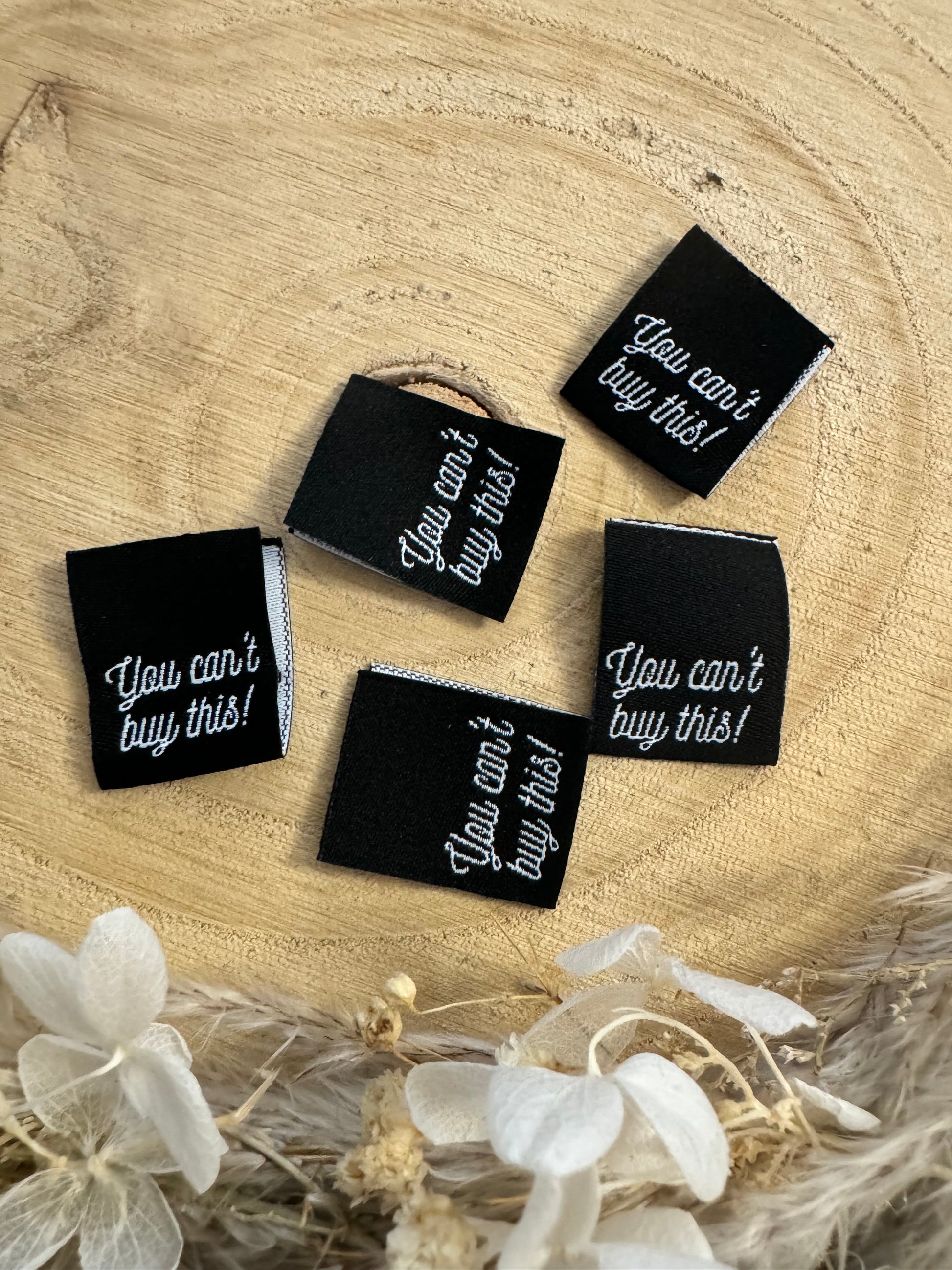 schwarzes Weblabel mit Spruch You cant buy this in weisser Schrift