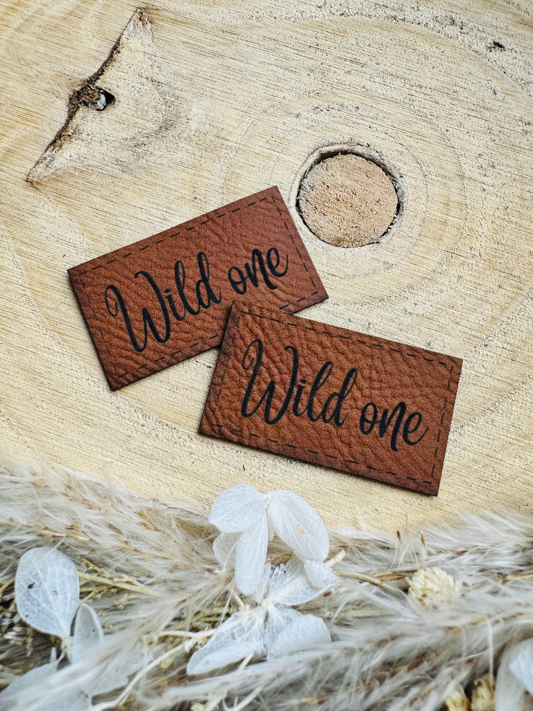 superweiches braunes Kunstlederlabel mit dem Spruch Wild One