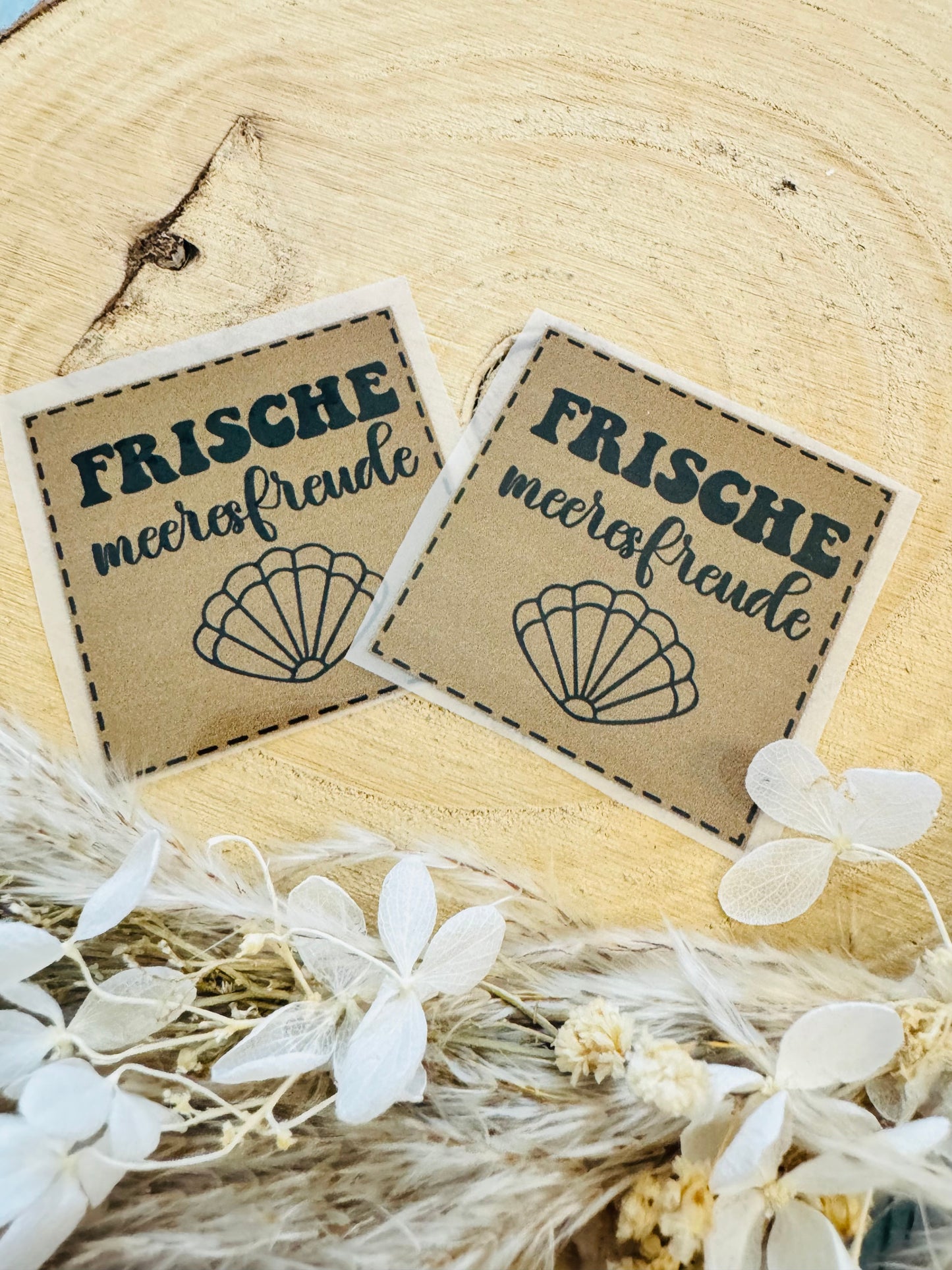 braunes Bügellabel Etikett mit dem Spruch Frische Meeresfreunde und einer abgebildeten Muschel