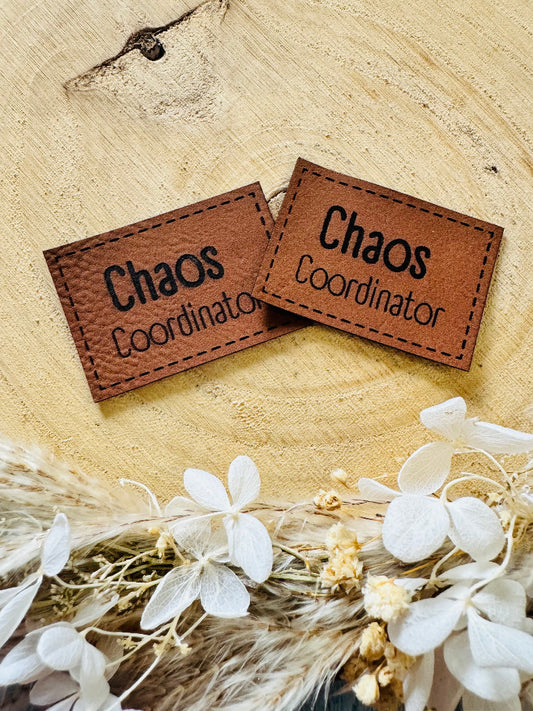 superweiches braunes Kunstlederlabel mit dem Spruch Chaos Coordinator