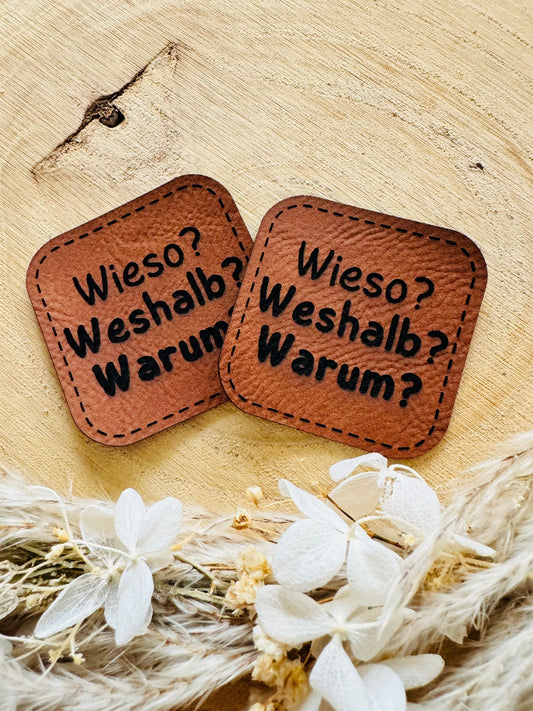 superweiches braunes Kunstlederlabel mit dem Spruch Wieso Fragezeichen Weshalb Fragezeichen Warum Fragezeichen