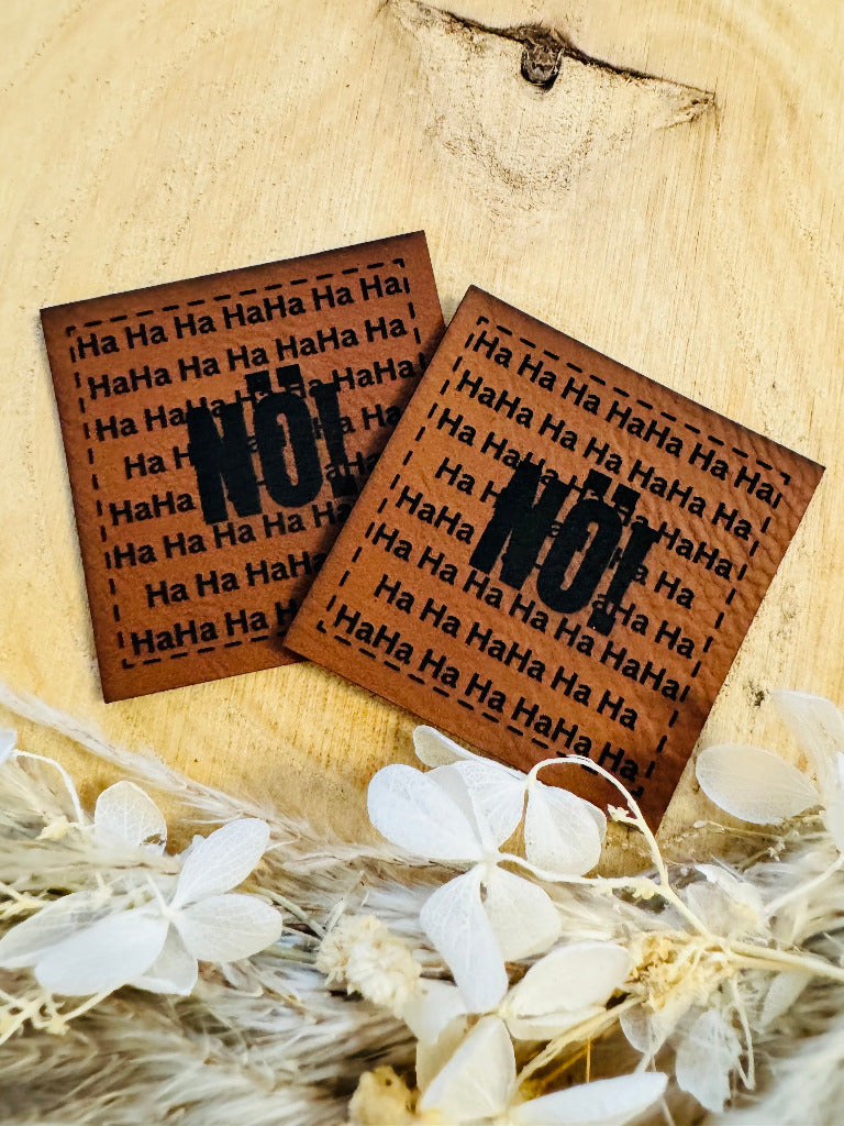 superweiches braunes Kunstlederlabel mit dem das Label ausfüllenden Wort HAHA und in der Mitte groß NÖ abgebildet