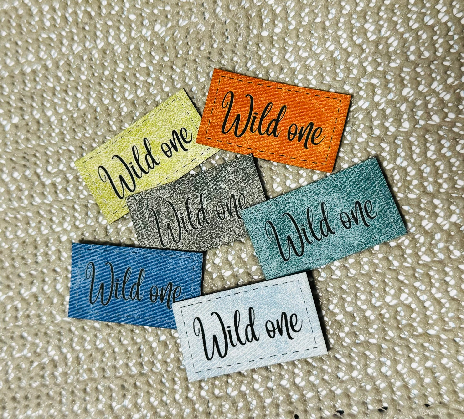 Label in Denim Optik in 6 Farben mit Spruch Wild one