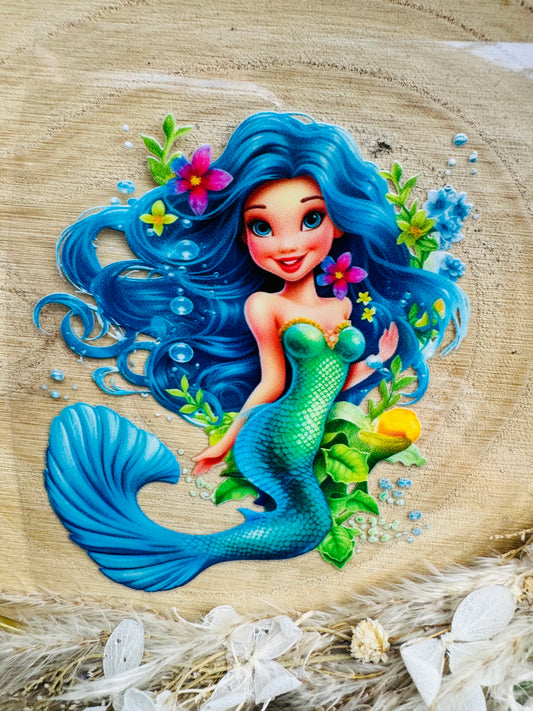 UV-Sticker mit einer kleinen Meerjungfrau mit langen blauen Haaren schwimmend im Meer in aquarell Farben