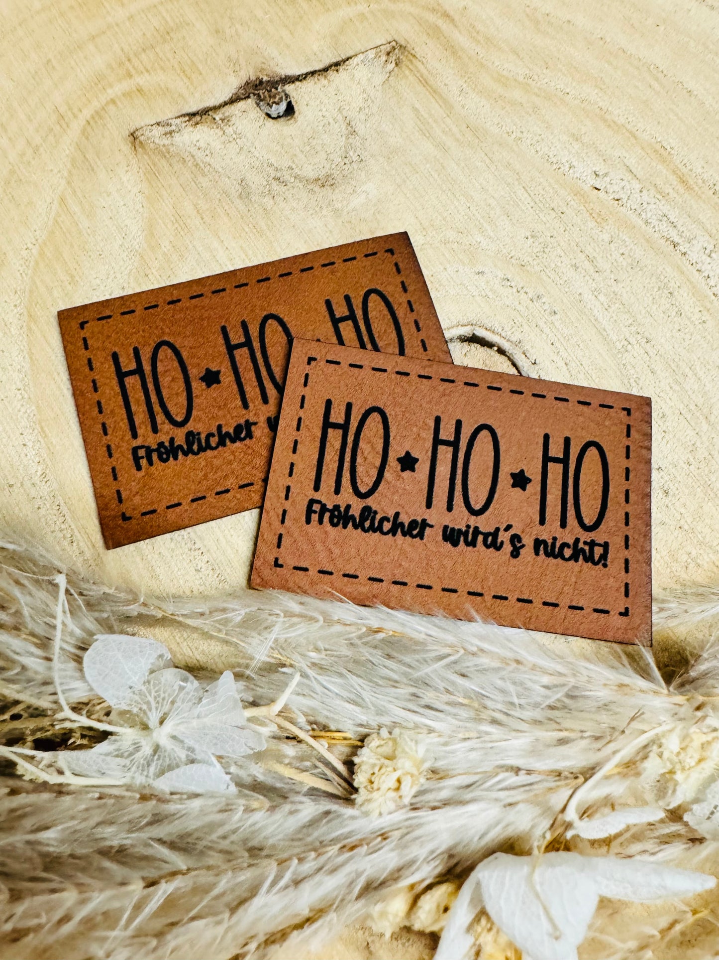 braunes christmas kunstlederlabel mit dem spruch ho ho ho fröhlicher wirds nicht ausrufezeichen